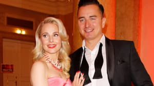 Andreas Gabalier hat Silvia Schneider im Arm