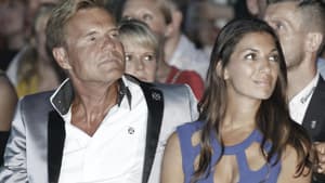 Dieter Bohlen und Carina Walz gucken zur Seite