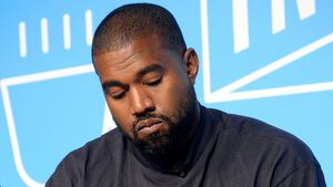 Kanye West guckt traurig nach unten.