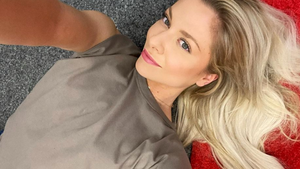 Valentina Pahde liegt auf dem Boden und macht ein Selfie