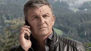 "Der Bergdoktor" Hans Sigl vor Alpen-Panorama - er telefoniert ernst