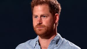 Prinz Harry blickt ernst und traurig