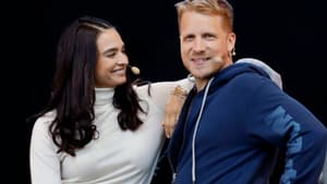 Amira lacht Oliver Pocher an