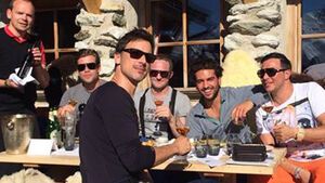 Elyas M'Barek entspannt sich mit Florian David Fitz und anderen Freunden in den Bergen