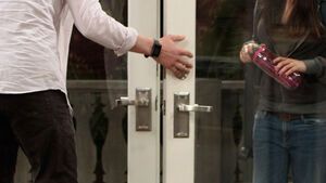 Mila Kunis spielt "Vivian", eine Reisende, die plötzlich vor "Waldens" Tür steht