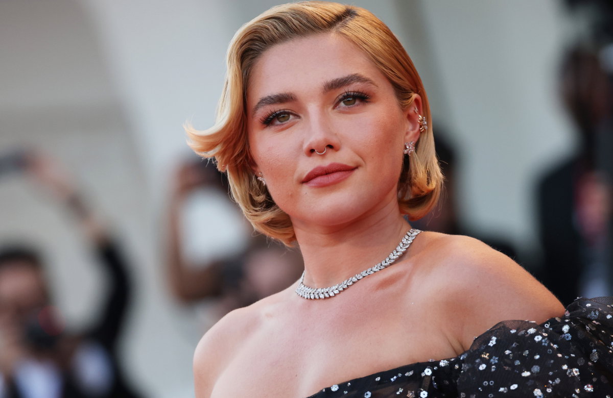 Florence Pugh schwört auf DIESE Drogerie-Mascara - Vimarsana News