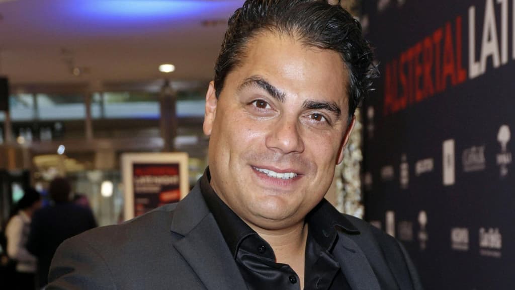 Silva Gonzalez lächelt im schwarzen Anzug.