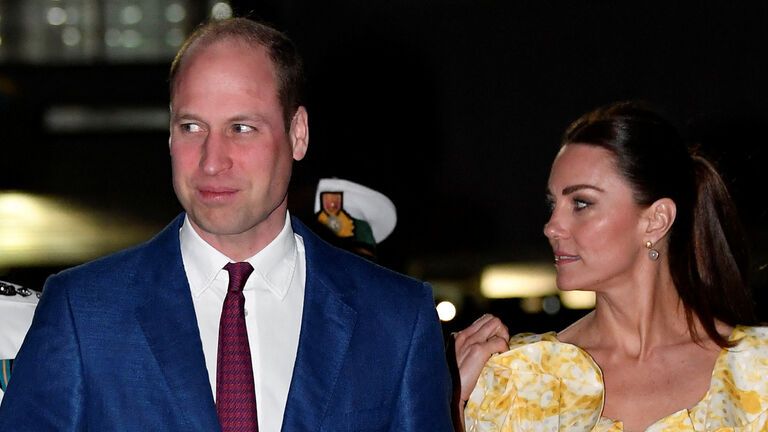 Herzogin Kate schaut ernst zu Prinz William