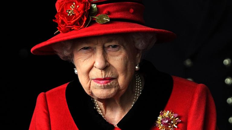 Queen Elizabeth II. blickt ernst