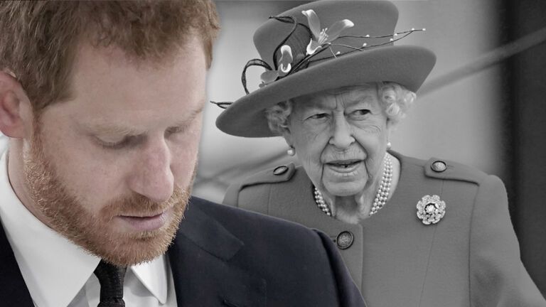 Prinz Harry guckt traurig nach unten, Queen Elizabeth II. mit Hut 