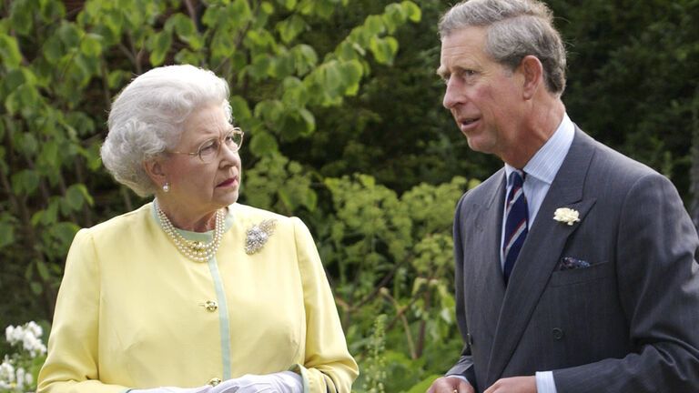 Queen Elizabeth und Prinz Charles als sie etwas jünger waren.
