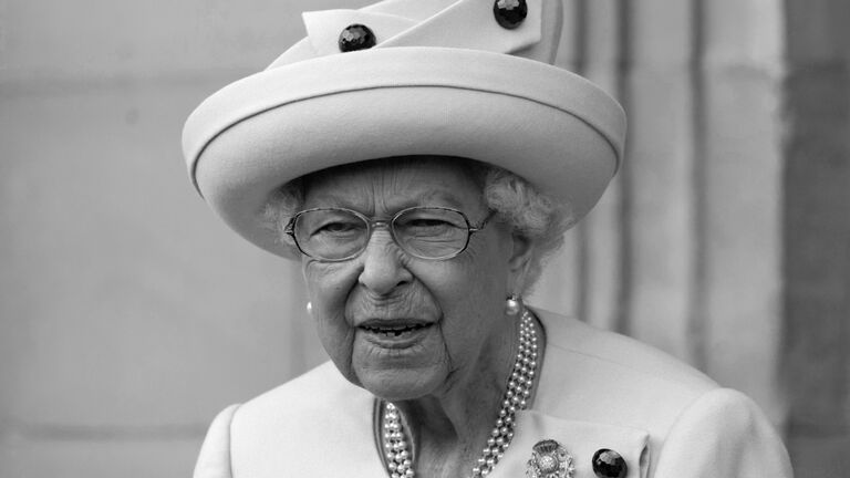 Queen Elizabeth II. in schwarz weiß