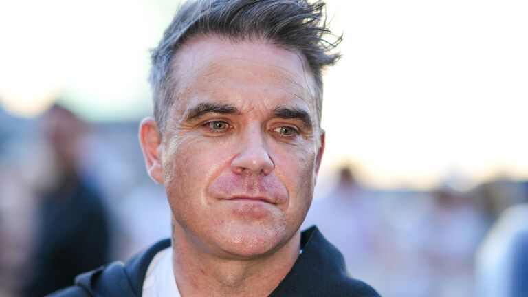 Robbie Williams schaut nachdenklich