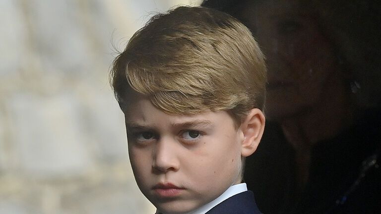 Prinz George im Anzug schaut ernst