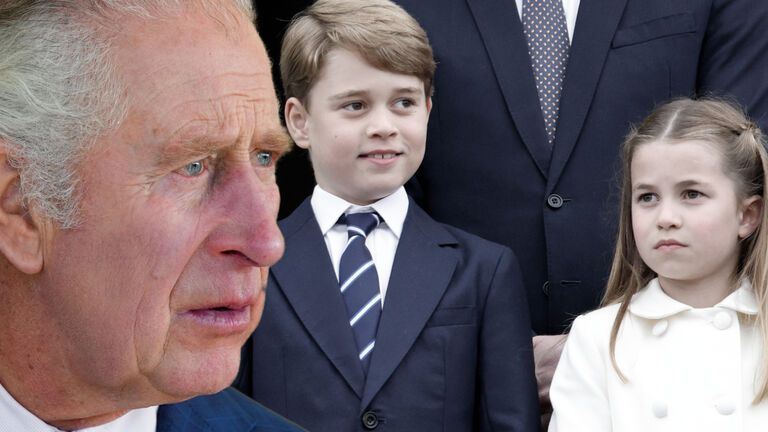 König Charles III. schaut ernst zur Seite, Prinz George und Prinzessin Charlotte 