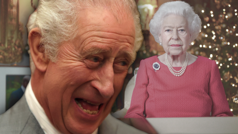 Weihnachten bei den britischen Royals: König Charles lacht, im Hintergrund Queen Elizabeth II. bei der Weihnachtsansprache