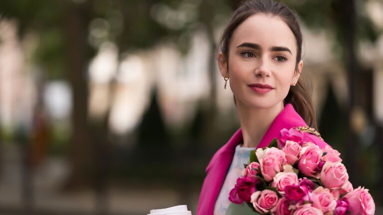 Emily in Paris mit rosa Rosen