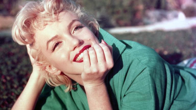 Marilyn Monroe lächelt zur Seite