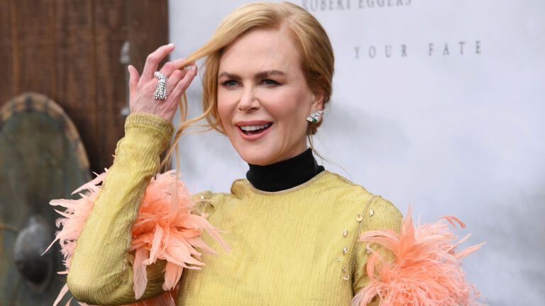 Nicole Kidman streicht Haarsträhne aus Augenbrauen 
