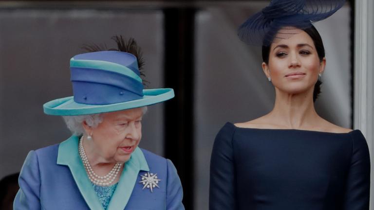Queen Elizabeth II. und Herzogin Meghan stehen nebeneinander.
