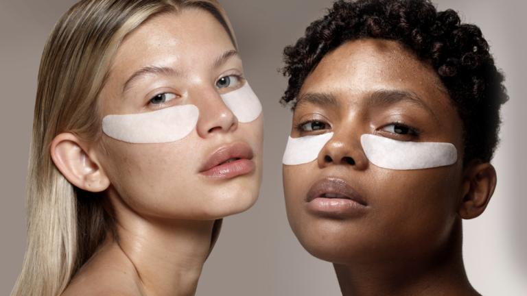 Eine blonde und eine dunkelhaarige Frau mit den SOS Recovery Eye Pads von HAU Cosmetics