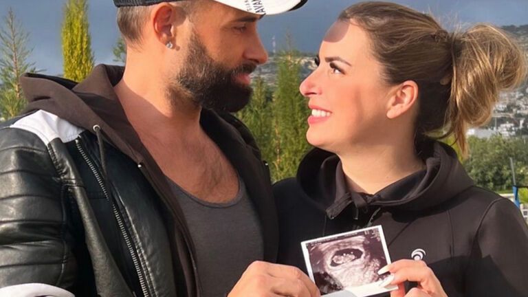 "Mein Kind, dein Kind"-Star Virginia Weiß und Andrew halten Ultraschallbild