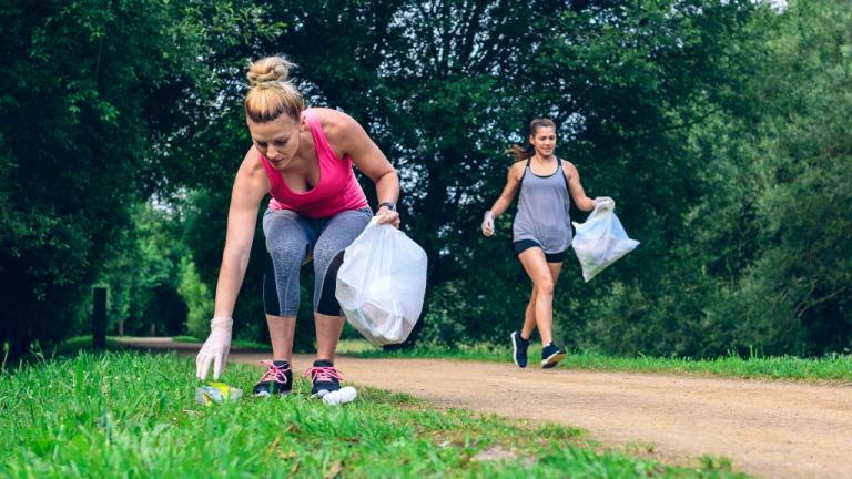 Frauen sammeln Müll beim Joggen