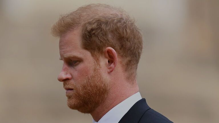Prinz Harry schaut bedrückt bei der Beerdigung von Queen Elizabeth II.
