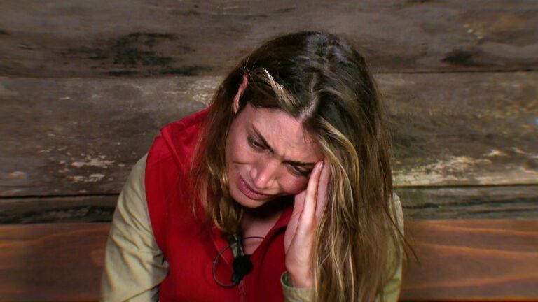 Tessa Bergmeier weint im Dschungeltelefon