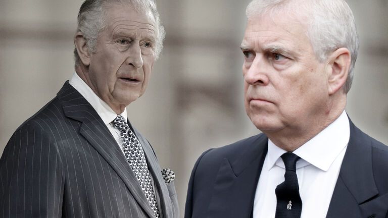 Prinz Andrew und König Charles blicken beide sehr ernst