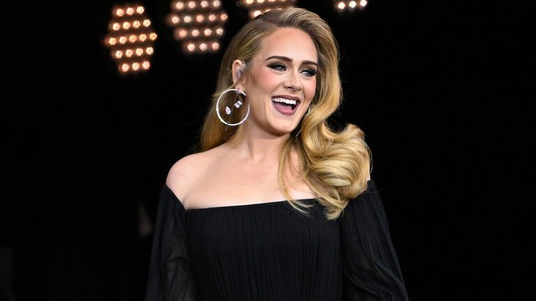 Adele lächelt, 2023.