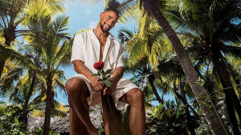 "Der Bachelor" David Jackson hat eine rote Rose in der Hand 