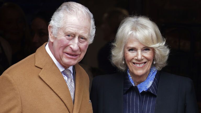 König Charles III. & Queen Camilla schauen in die Kamera