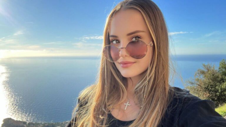 Davina Geiss macht ein Selfie vor dem Meer
