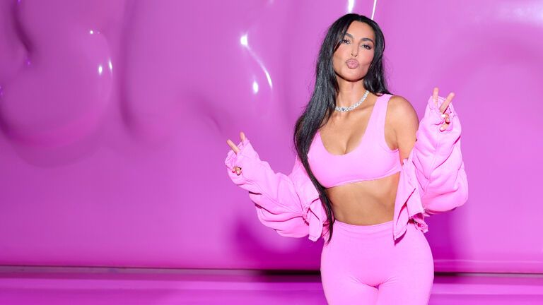 Kim Kardashian im pinkfarbenen Skims Pop-Up-Store