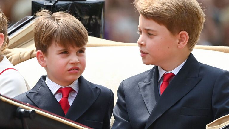 Prinz Louis und Prinz George zusammen in der Kutsche