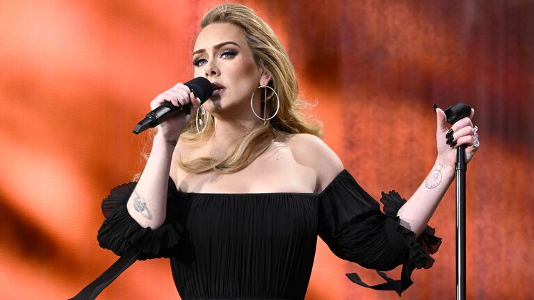 Adele singt ins Mikrofon