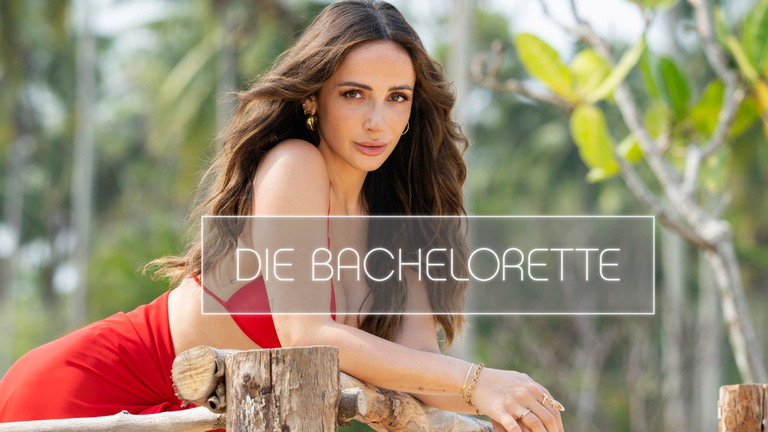 "Die Bachelorette" 2023 Jennifer Saro im roten Kleid & Logo 