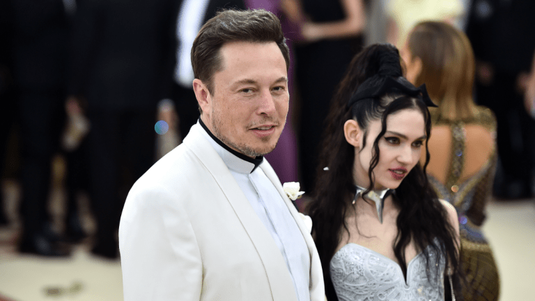 Elon Musk und Grimes posieren zusammen