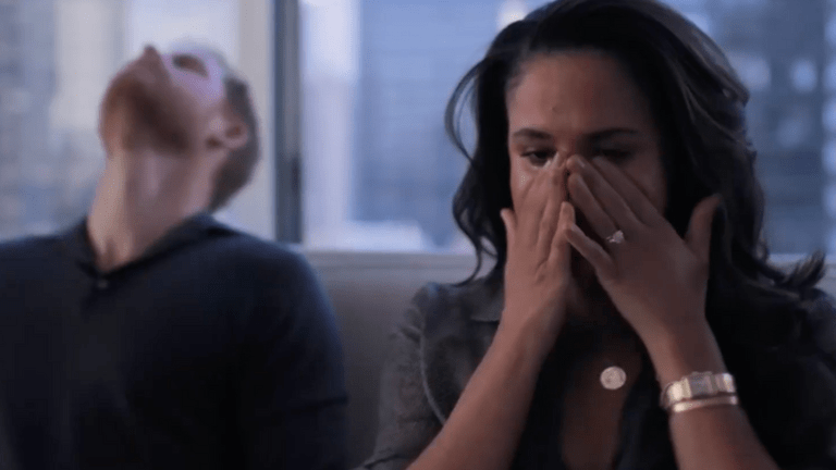 Szene aus Netflix-Doku "Harry & Meghan" - Herzogin Meghan weint, Prinz Harry entsetzt