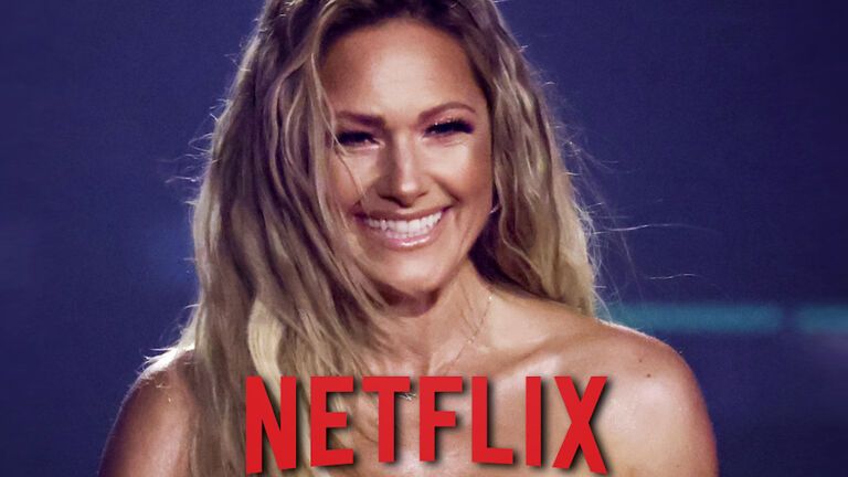 Helene Fischer lächelt, mit Netflix Logo
