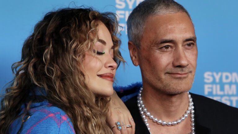 Rita Ora lehnt sich an Ehemann Taika Waititi
