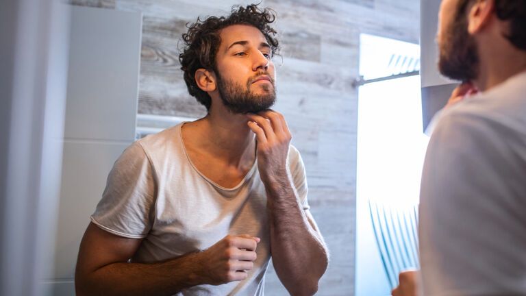 Mann benutzt Aftershave von Öko-Test