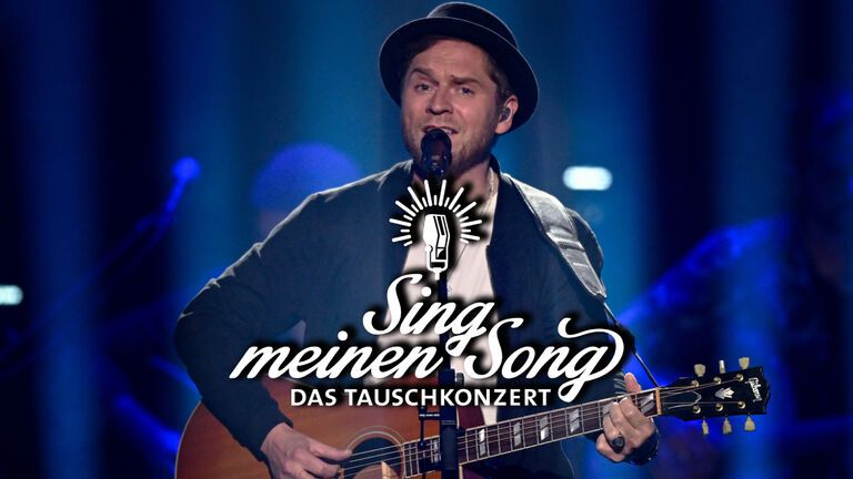 Johannes Oerding singt und spielt Gitarre, vor ihm das "Sing meinen Song"-Logo