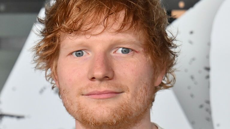 Ed Sheeran guckt ernst