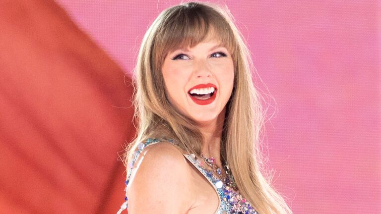 Taylor Swift lacht auf der Bühne