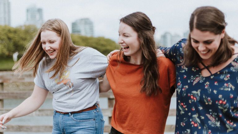 Freundinnen finden - drei junge Frauen lachen zusammen