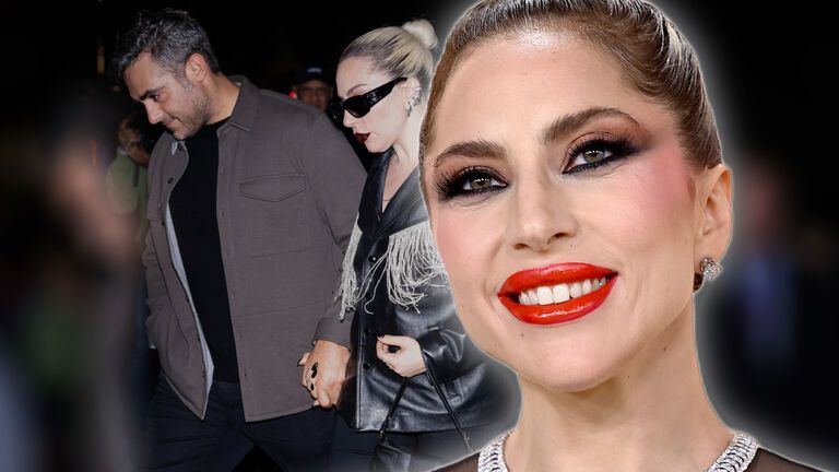 Lady Gaga lächelt, im Hintergrund von ihr und Michael Polansky aus Oktober 2023, auf dem sie Händchen halten