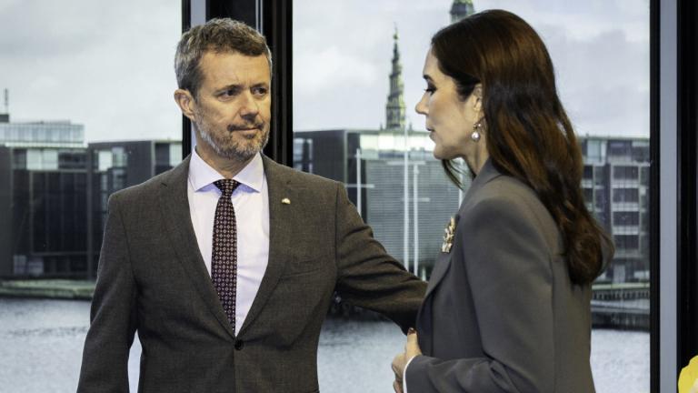 Prinz Frederik und Prinzessin Mary von Dänemark schauen ernst. 