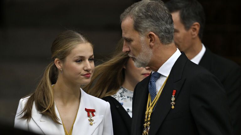 Prinzessin Leonor und ihr Vater König Felipe fokussiert.